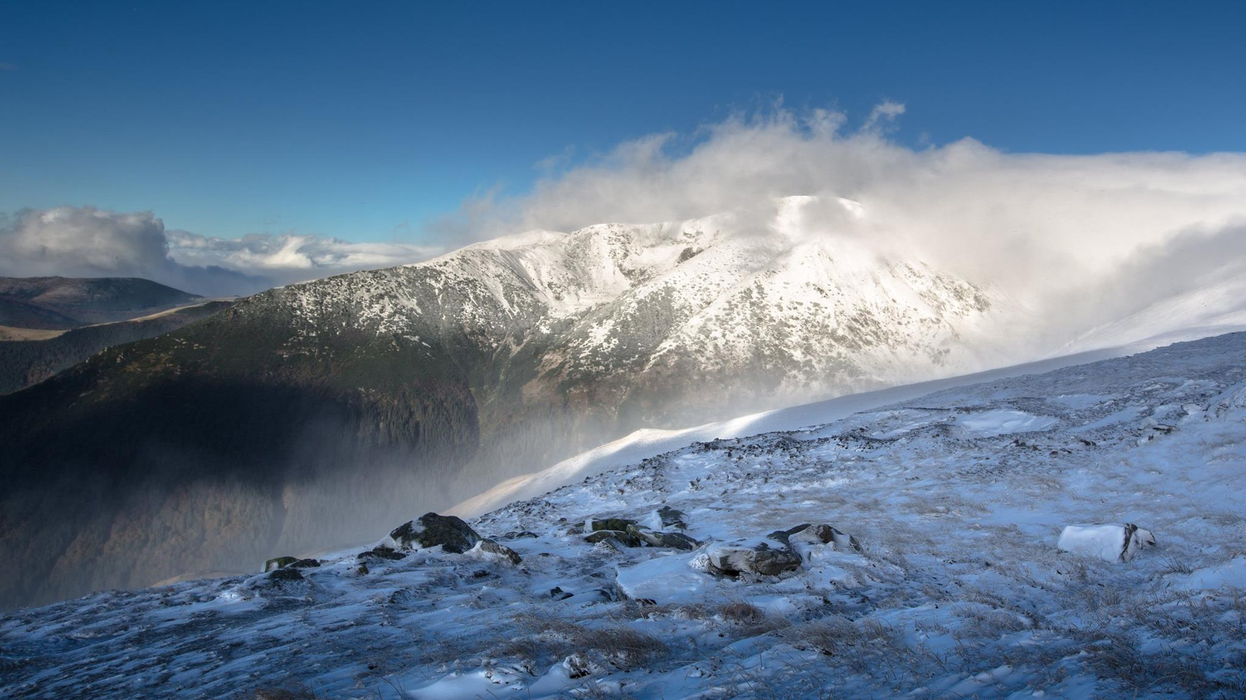 A căzut prima ninsoare pe Transalpina! Circulatia este…