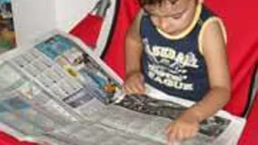 La trei ani, citeste ziarele ca un om mare