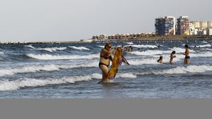 VIORICA de la Clejani, în costum de baie! Cum a apărut vedeta pe litoralul românesc