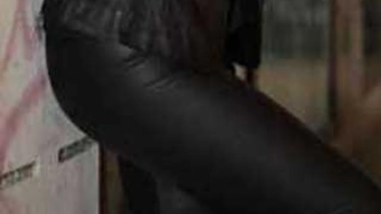 Recunosti posteriorul asta sexy? Vezi ce vedeta s-a fatait in piele prin oras si a dat peste cap tot Centrul Vechi!