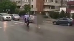 Un bărbat a fost încătușat, duminică, după ce s-a plimbat complet dezbrăcat pe o stradă din Râmnicu Vâlcea. VIDEO