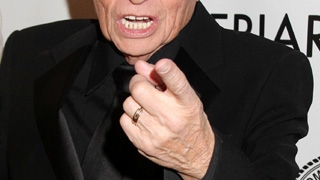 O jurnalista s-a strofocat minute in sir sa-l ridice in brate pe Larry King. Vezi daca a reusit