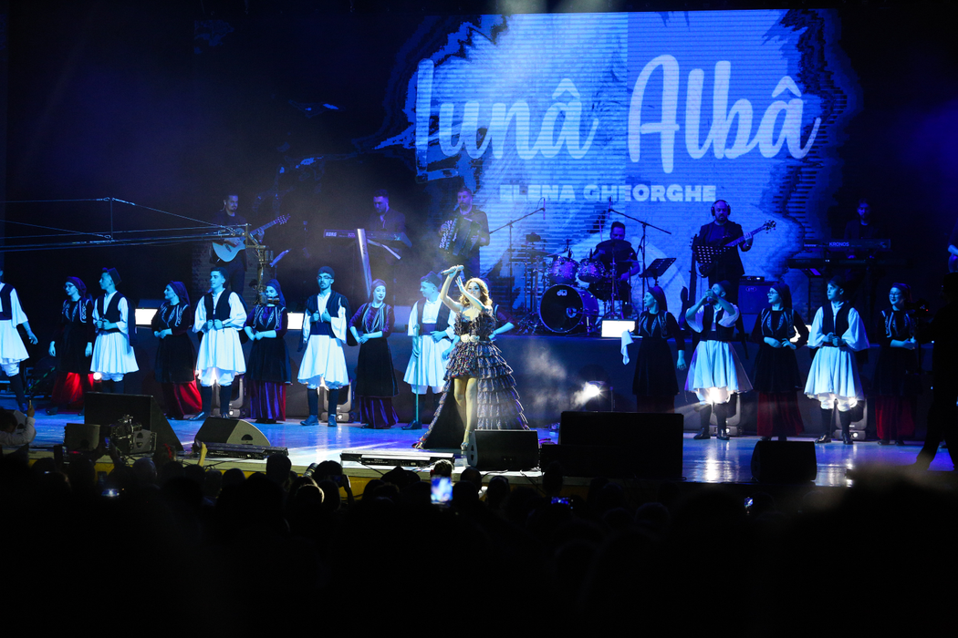 Elena Gheorghe, mărturii în lacrimi în fața a peste 4.000 de oameni. Imagini senzaționale de la show-ul cu muzică armânească
