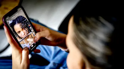 Părinții își URMĂRESC copii pe telefon. Ajută sau nu?