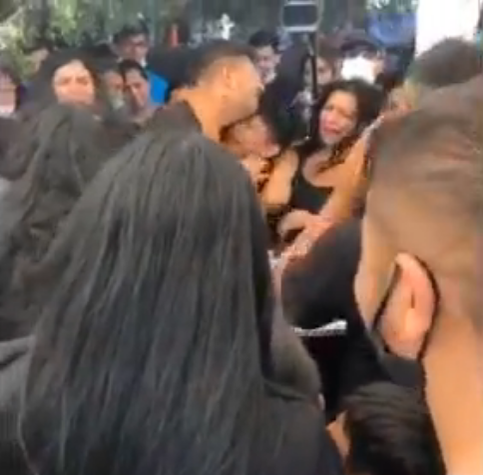 Scene ULUITOARE la căpătâiul lui Emi Pian! Sorin Copilul de Aur a căzut în genunchi în timp ce cânta + Interlopii au ”aruncat” cu bani VIDEO