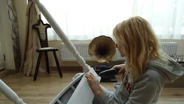 Laura Cosoi se pricepe la orice! Vezi cum manuieste bormasina!