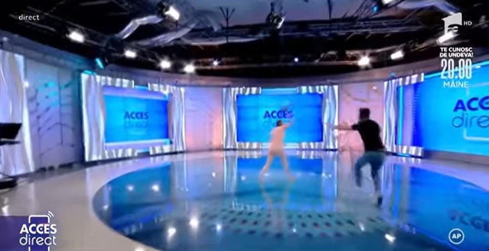 Atacatoarea Mirelei Vaida, recalcitrantă și după agresiunea înfiorătoare de la “Acces Direct”. Avem primele imagini după ce a fost imobilizată și urcată în ambulanță