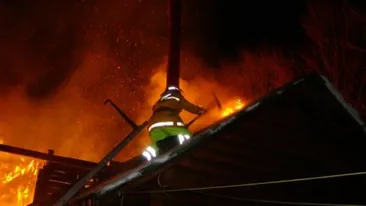 Patru tineri răniți în Prahova, după ce o sobă supraîncălzită a explodat