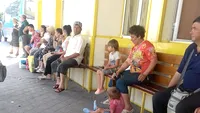 O mamă din Vaslui și-a îndemnat copiii să bea bere ca să le treacă foamea: „Nu vedeți că nu sunt bani?”