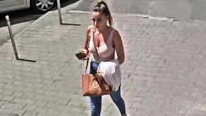 Se întâmplă în România! O femeie a găsit 21.800 de lei într-un bancomat și a plecat cu ei. Poliția o caută!