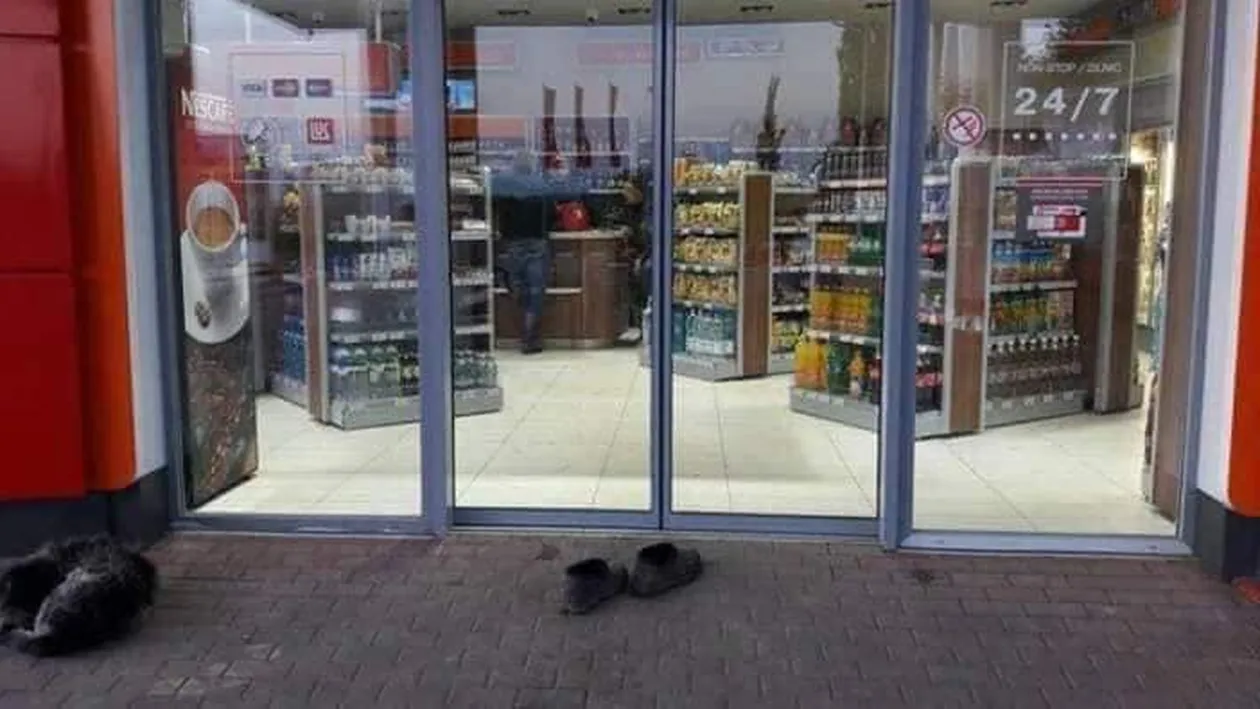 De ce s-a descălțat această bătrână înainte de a intra într-un market din Vaslui!