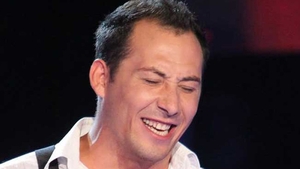 Adio Andreea, bun venit... Andreea! Vezi cu cat patos isi saruta Stefan Stan colega de platou