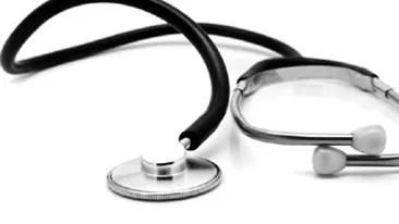 Un medic s-a enervat in timpul operatiei si i-a dat un pumn in fata anestezistului