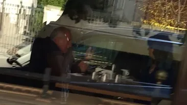 ”Agenţii secreţi” au împânzit restaurantul şi împrejurimile. Ministresa diasporei, păzită la o cafea ca un şef de stat! Asemenea imagini nu vezi nici la Donald Trump…