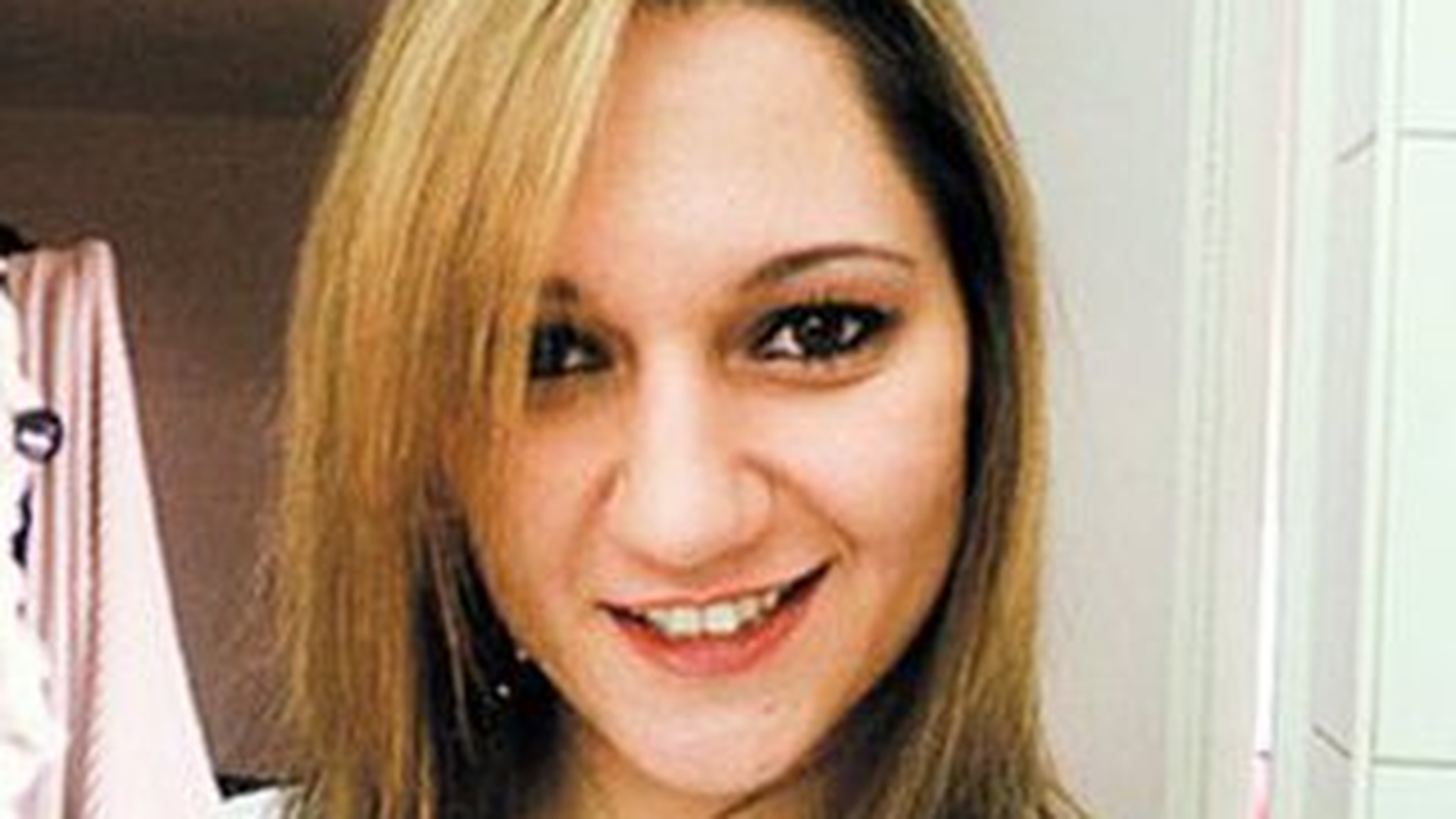 Tanara impuscata de tatal sau nu stie ca parintii ei sunt ingropati azi: "Un soc emotional i-ar putea fi fatal!"