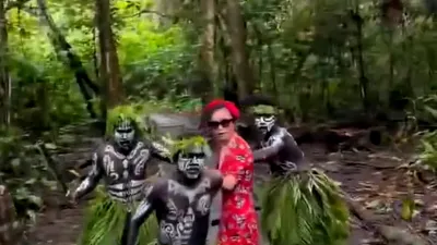 O filmare înscenată cu turiști chinezi atacați și răpiți de papuași în junglă a devenit virală