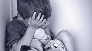 Batuta cu bestialitate de propriul tata! Fetita de numai doi ani lovita cu furtunul de la masina de spalat!