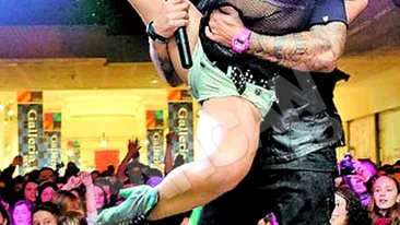 Dansatoarele lui Alex Velea s-au dat in spectacol la Suceava! S-au miscat provocator in fata copiilor