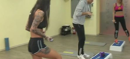 Roxana Vancea, ipostaze de infarct! Şi-a arătat fundul în direct la tv