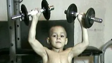 Unul mai puternic decat altul! Mama micului Hercule, bagata si ea la antrenamente grele de sotul ei!