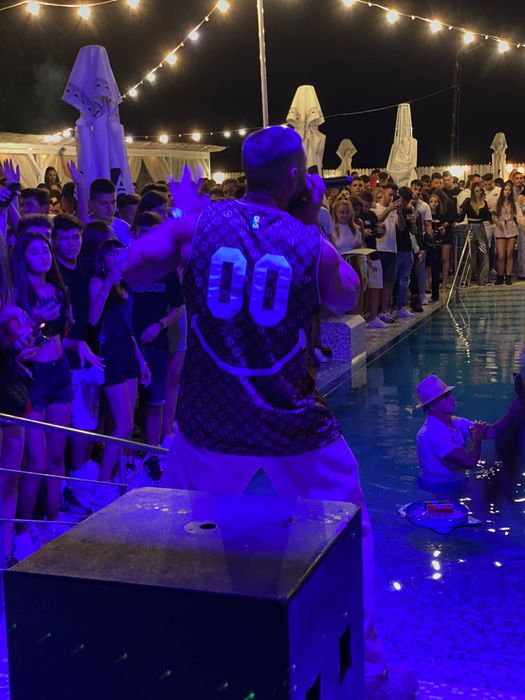 Un fan 60+ a intrat în piscină, pentru a-l filma pe Dorian Popa / Sursă foto: CANCAN