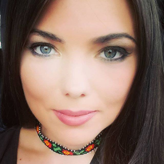 Paula Seling și soțul ei au devenit nași pentru un cuplu cunoscut. Artista și mireasa au strălucit în costume populare