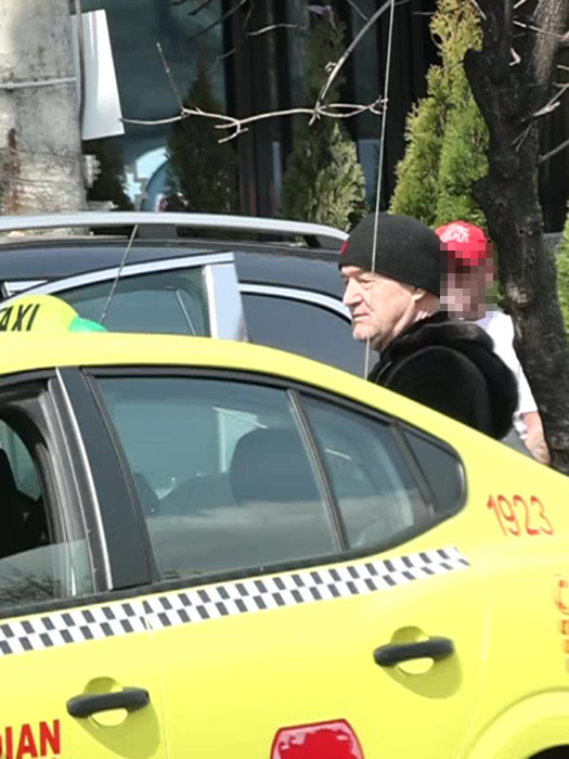 Gigi Becali, grijuliu ca întotdeauna cu mama lui (SURSA FOTO: CANCAN.RO)