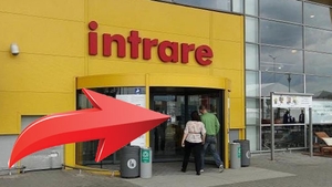Surpriza de proportii pentru clientii unui centru comercial din Capitala! Ce au putut vedea la intrarea in magazin