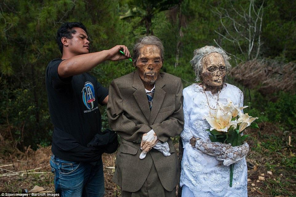 Ritual bizar pe o insula din Indonezia! O dată la trei ani, familiile își dezgroapă morții și apoi stau cu ei la o țigară