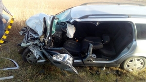 Accident groaznic în Olt! O șoferiță a intrat cu mașina într-un camion! Un bărbat a murit, iar femeia este în stare gravă