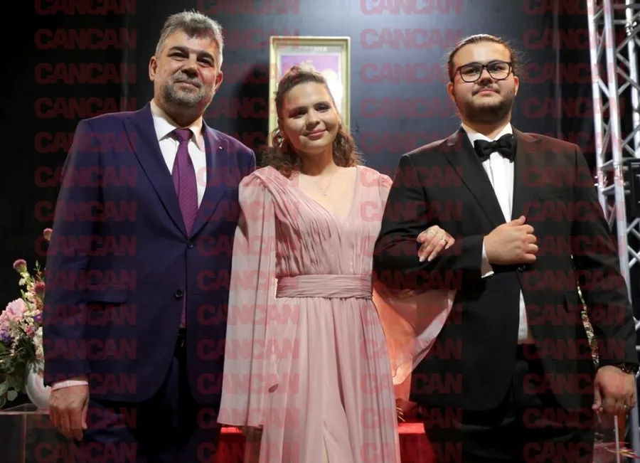 Marcel Ciolacu, alături de nora lui, Iris, și de fiul Andrei, după cununia civilă