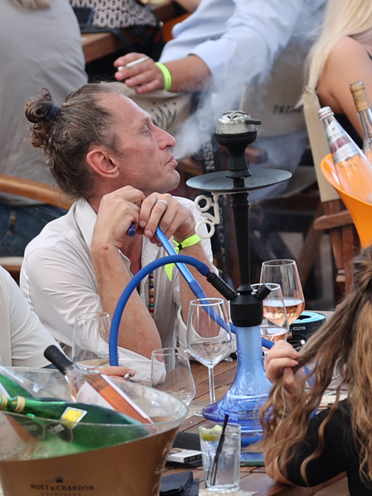 Mircea Solcanu fumează narghilea, la Nuba