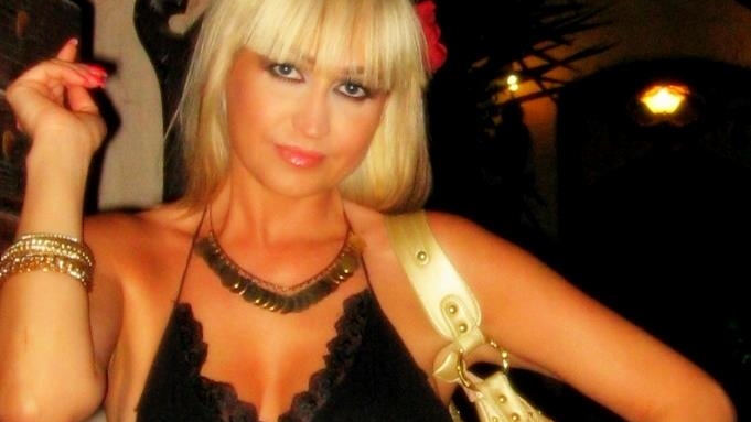 Simona Florescu lasa microfonul pentru ciocan! S-a pus cu burta pe carte!