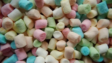 A murit înecată cu bezele! Cea mai nouă provocare pe internet provoacă victime