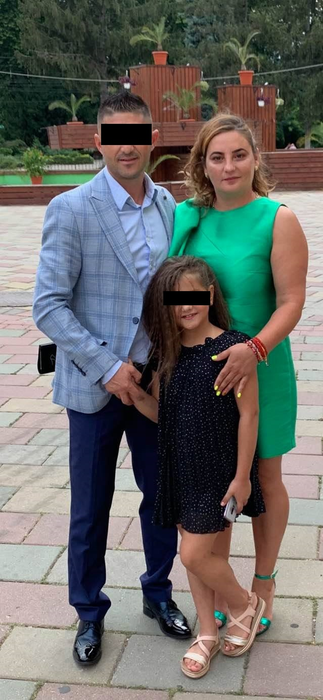 Alina Popescu, alături de soțul și de fiica sa/ Sursa foto: Facebook