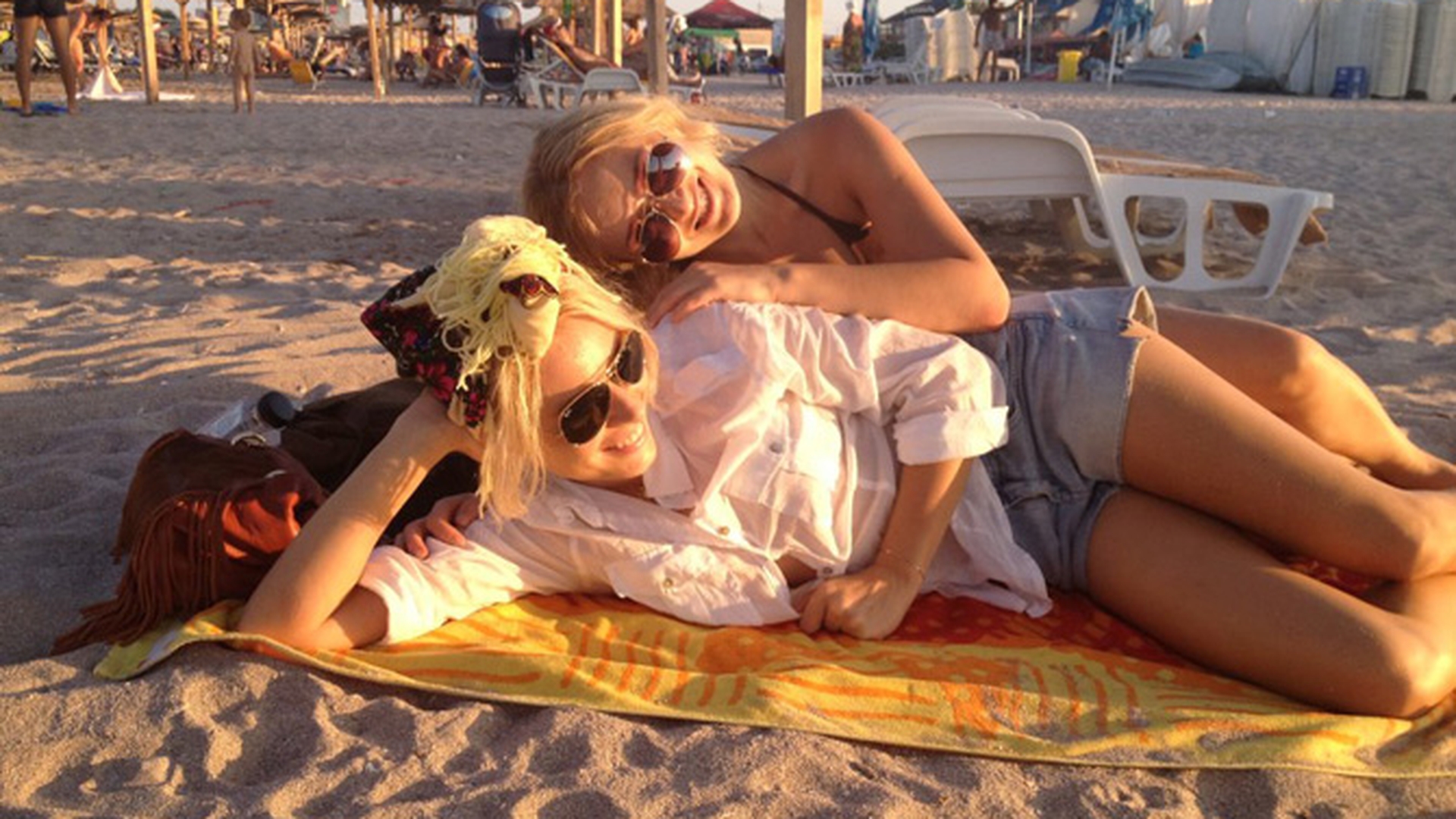 Senzational! Laura Cosoi, impreuna cu sora ei, HOT la mare! Vezi cat de bine arata surorile Cosoi