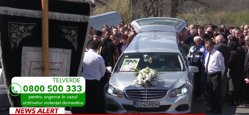 Andreea este condusă pe ultimul drum/ Sursa foto: Captură Antena 3 CNN