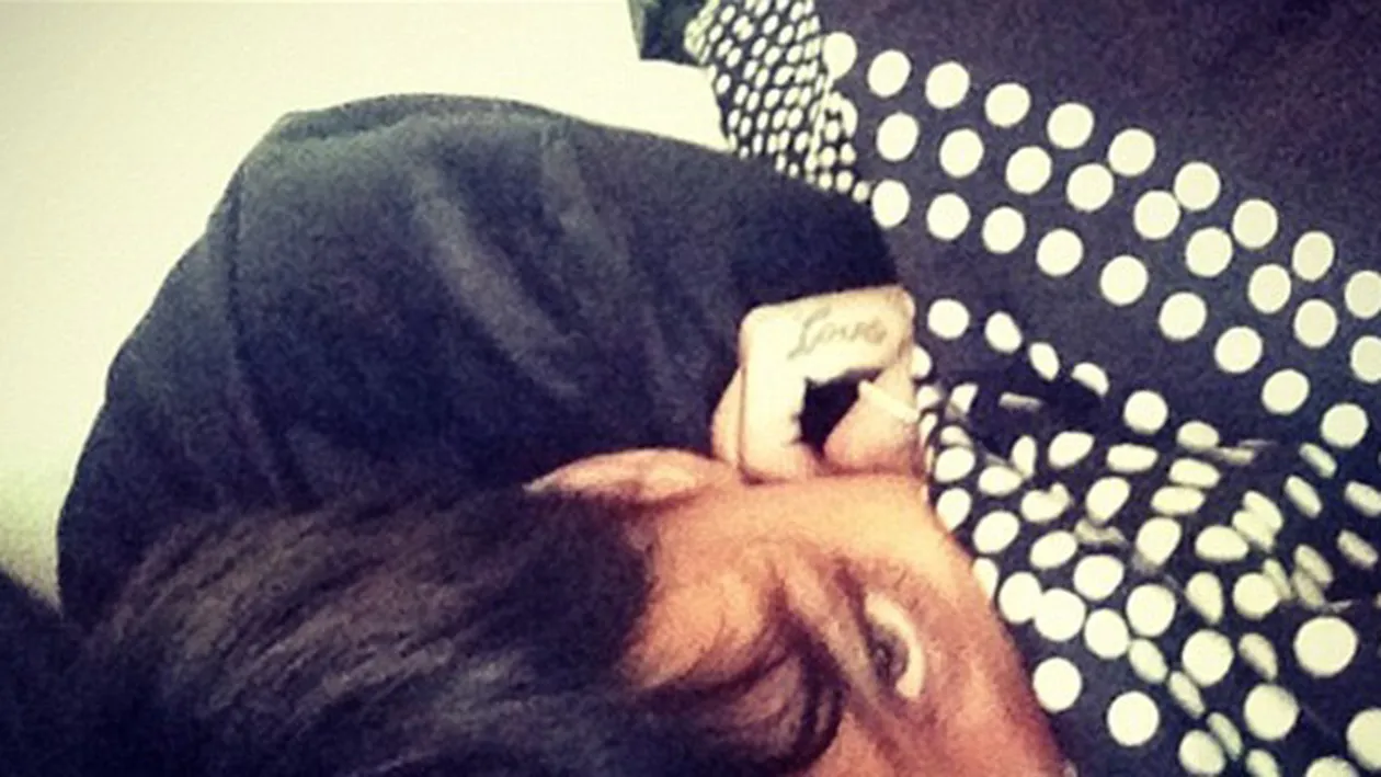 Rihanna şi Chris Brown au petrecut Revelionul împreună, în pat, iar apoi au pus poze pe reţelele de socializare!