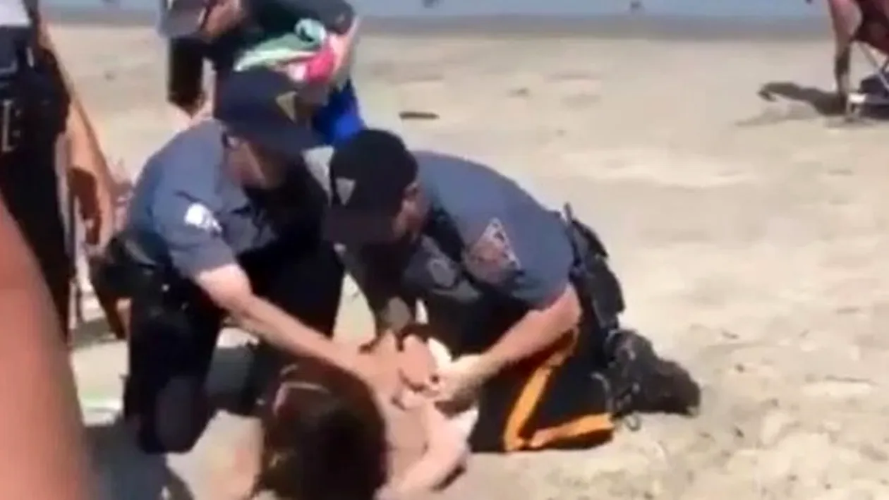 O femeie a fost ruptă cu bătaia de polițiști, pe plajă. Imagini halucinante