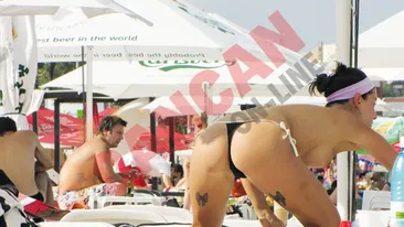 Bebelusa Roxana traieste intens la mare