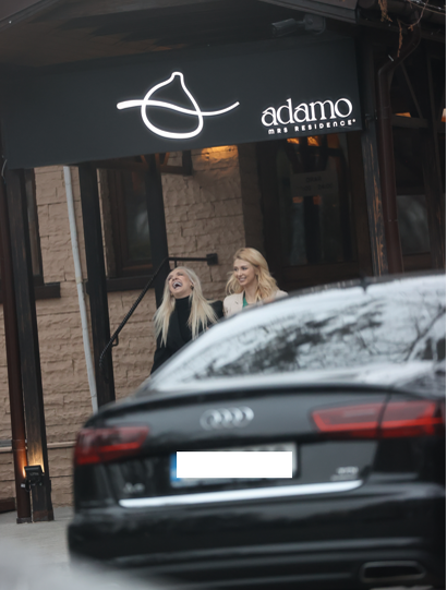 Andreea Bălan și amica râd cu poftă (Foto: CANCAN.RO)