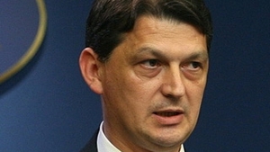 Ministrul Gabriel Berca a concediat un consilier, iar celorlalti le-a luat masinile de lux si le-a inlocuit cu Logan-uri!