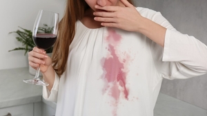 Cum poți scoate ușor petele de vin roșu de pe țesături. Trucurile recomandate de experți