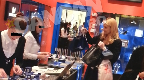 Au înnebunit-o cristalele! Daciana Sârbu a plecat dintr-un magazin Swarovski încărcată cu punguţe pline de bijuterii!