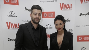 Adelina a venit cu Speak aseară la un eveniment! Lumea nu şi-a putut lua ochii de la decolteul ei! Ce se vedea între sâni