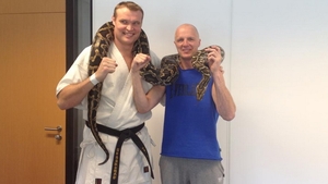 Confruntarea greilor! Campionul K1 Semmy Schilt “ lupta” corp la corp cu un boa constrictor urias!