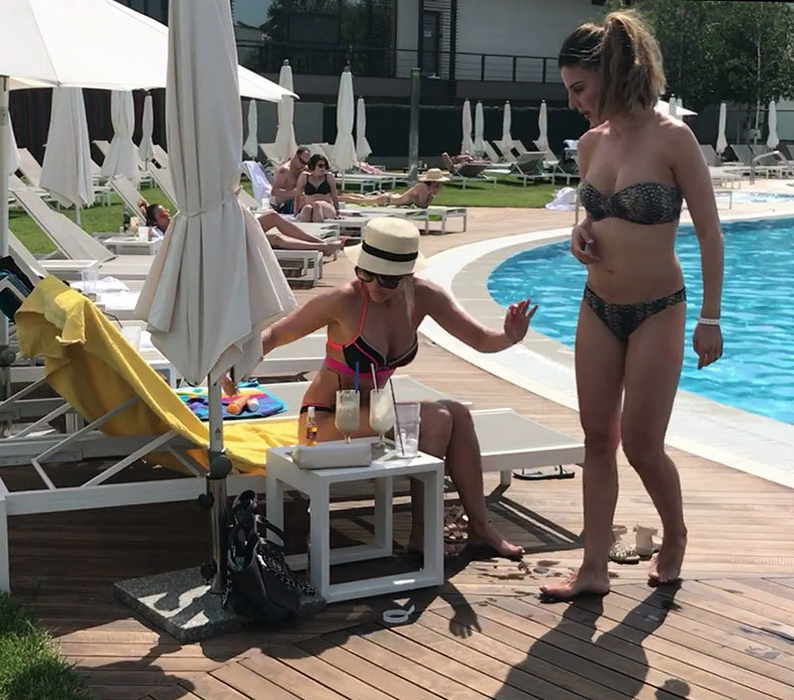 Chiar dacă i-a acordat mai multă atenţie Raniei, Denisa nu a neglijat-o nici pe prietena sa