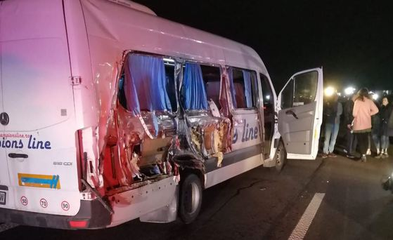 O femeie a murit și 6 persoane sunt rănite, după ce un microbuz s-a ciocnit cu o dubă, pe A1