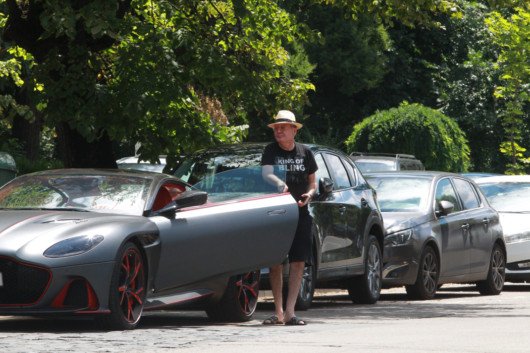 Dan Nicorescu a apărut pe străzile din București la volanul unui Aston Martin și, surpriză, cu un nou look: fără mustață!