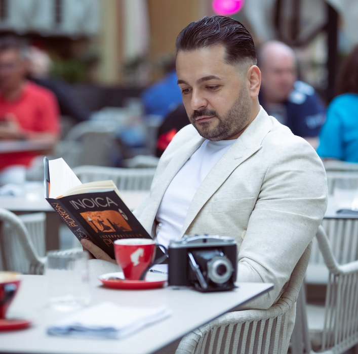 Actor român de stand-up, scuipat și bătut în stradă după ce a făcut mișto de cum și-a parcat un afacerist mașina! A fost nevoie de intervenția SMURD-ului!